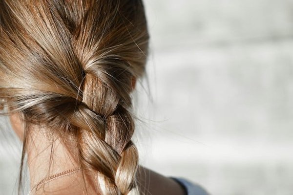 Comment utiliser les huiles essentielles pour les cheveux ?