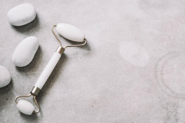 Les secrets d'un teint éclatant : les bienfaits du gommage et du peeling pour le visage