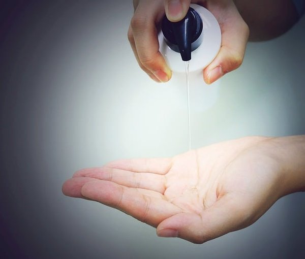 Comment prendre soin de ses cheveux avec un shampoing rechargeable ?